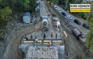 Прикарпаття: Ремонтують цілодобово